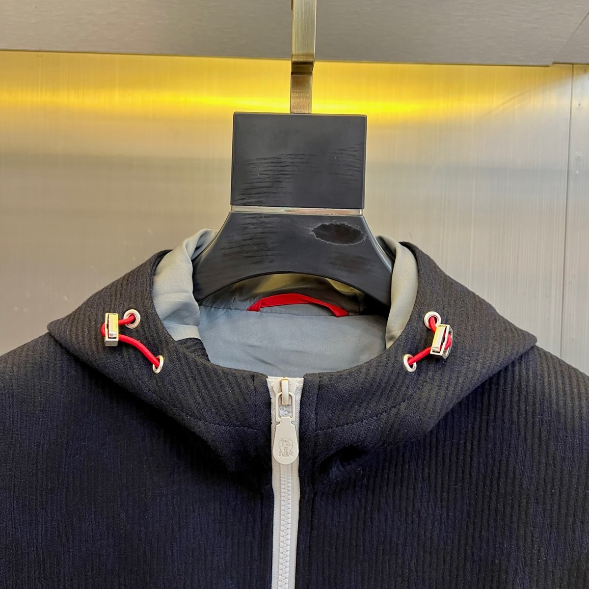 Brunello Cucinelli-BC、2025秋冬新品连帽防风外套，这款深棕色外套采用功能性连帽设