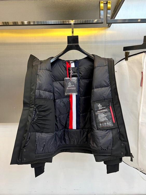 Mon蒙口（鹅绒）、2025秋冬新品 | MONCLER滑雪探索系列登山户外羽绒夹克。深蓝色连帽设计搭配