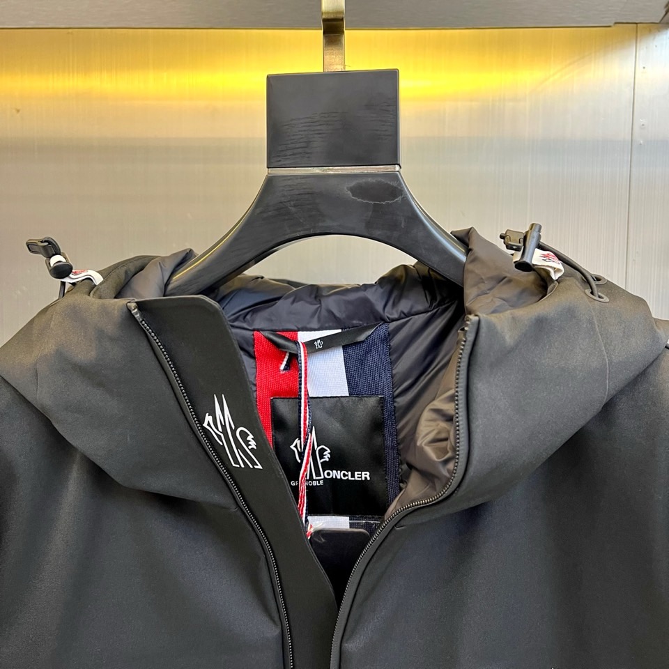 Mon蒙口（鹅绒）、2025秋冬新品 | MONCLER滑雪探索系列登山户外羽绒夹克。深蓝色连帽设计搭配