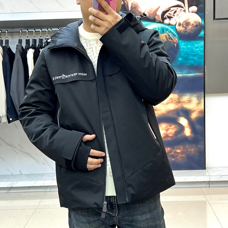 Mon蒙口（鹅绒）、2025秋冬新品 | MONCLER滑雪探索系列登山户外羽绒夹克。深蓝色连帽设计搭配