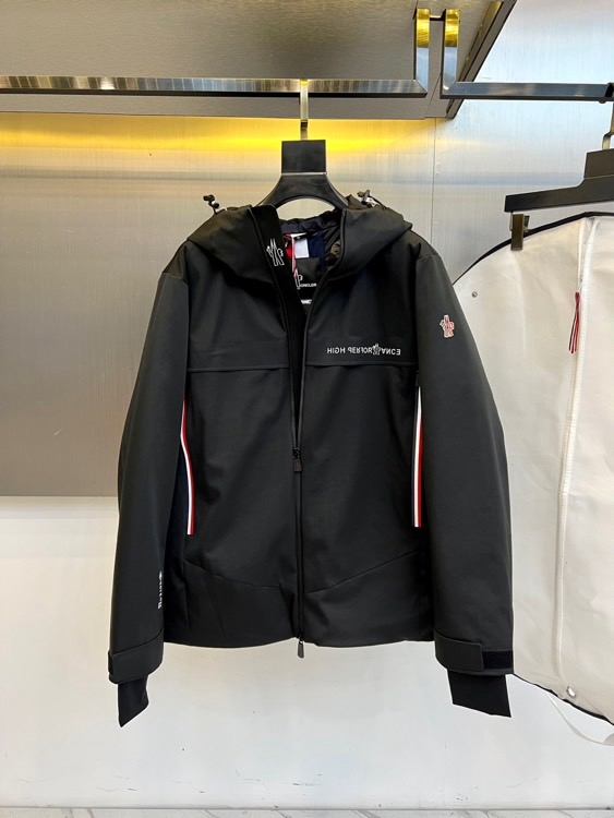 Mon蒙口（鹅绒）、2025秋冬新品 | MONCLER滑雪探索系列登山户外羽绒夹克。深蓝色连帽设计搭配