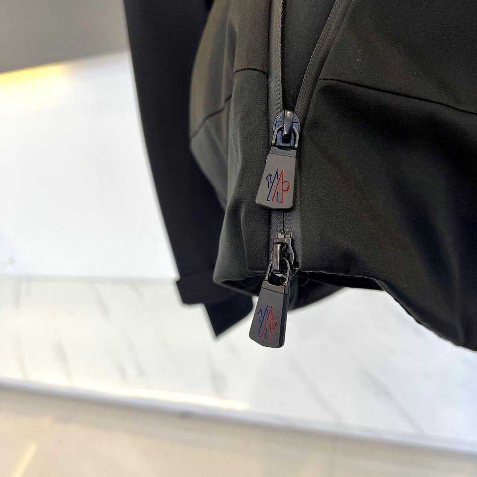 Mon蒙口（鹅绒）、2025秋冬新品 | MONCLER滑雪探索系列登山户外羽绒夹克。深蓝色连帽设计搭配