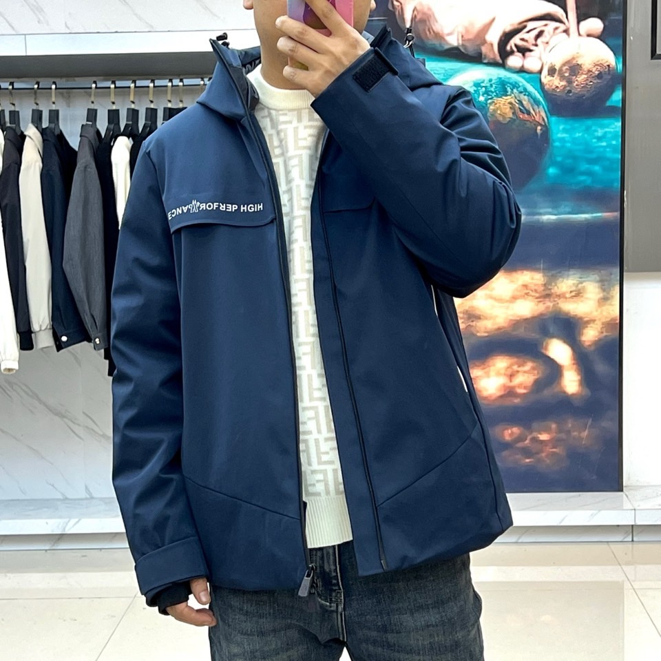 Mon蒙口（鹅绒）、2025秋冬新品 | MONCLER滑雪探索系列登山户外羽绒夹克。深蓝色连帽设计搭配