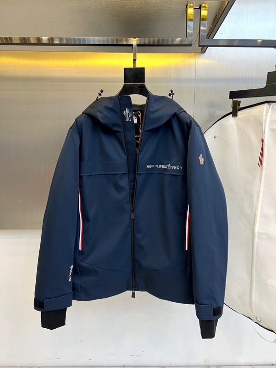 Mon蒙口（鹅绒）、2025秋冬新品 | MONCLER滑雪探索系列登山户外羽绒夹克。深蓝色连帽设计搭配