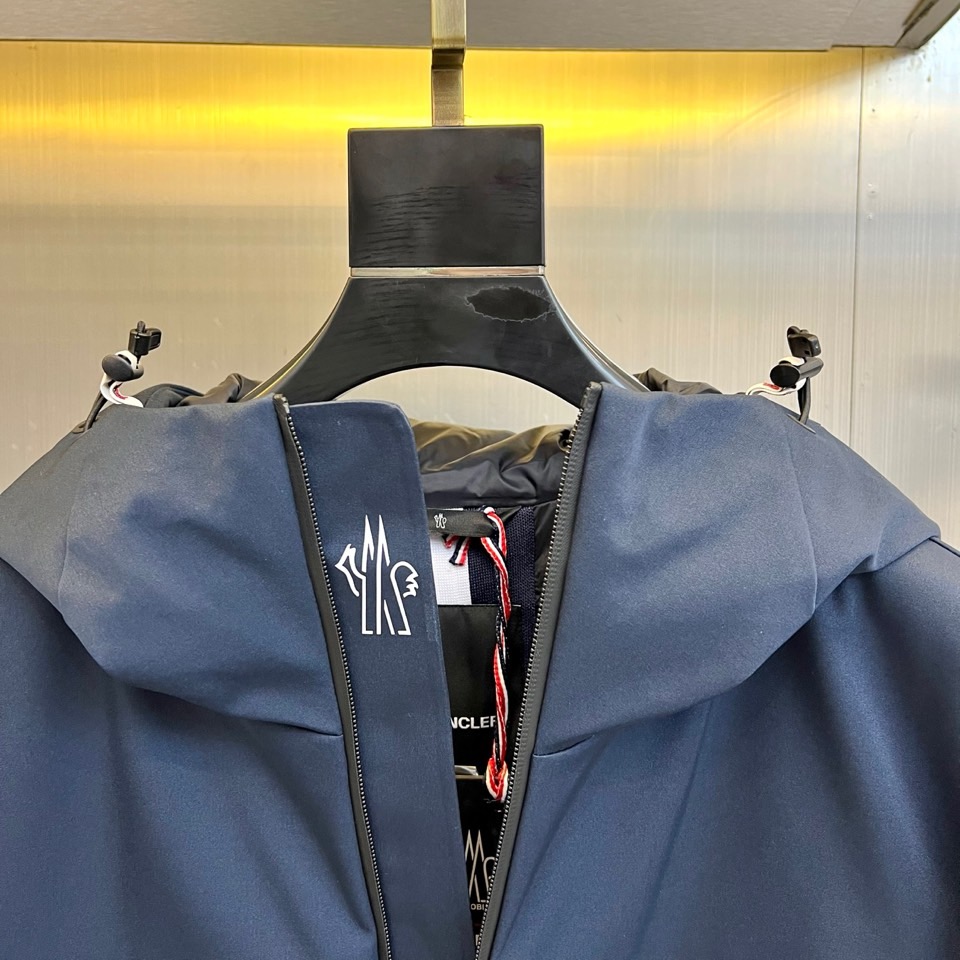 Mon蒙口（鹅绒）、2025秋冬新品 | MONCLER滑雪探索系列登山户外羽绒夹克。深蓝色连帽设计搭配