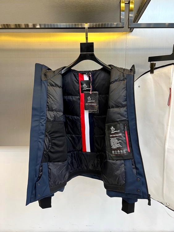 Mon蒙口（鹅绒）、2025秋冬新品 | MONCLER滑雪探索系列登山户外羽绒夹克。深蓝色连帽设计搭配