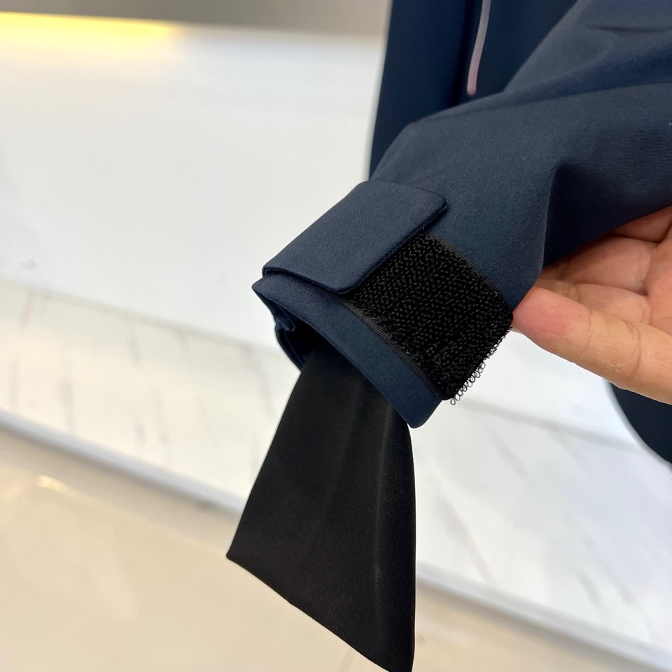 Mon蒙口（鹅绒）、2025秋冬新品 | MONCLER滑雪探索系列登山户外羽绒夹克。深蓝色连帽设计搭配