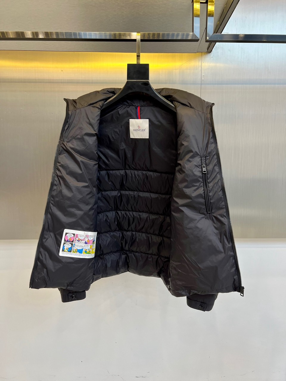 Mon蒙口（鹅绒）、2025秋冬新品 MONCLER经典绗缝羽绒服。本品以哑光黑演绎极简美学，立领设计搭