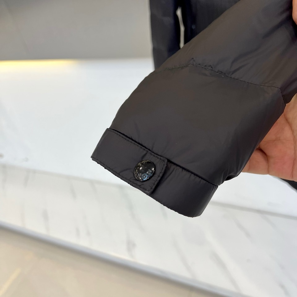 Mon蒙口（鹅绒）、2025秋冬新品 MONCLER经典绗缝羽绒服。本品以哑光黑演绎极简美学，立领设计搭
