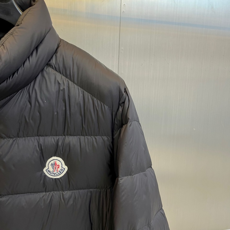 Mon蒙口（鹅绒）、2025秋冬新品 MONCLER经典绗缝羽绒服。本品以哑光黑演绎极简美学，立领设计搭