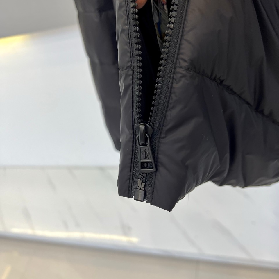 Mon蒙口（鹅绒）、2025秋冬新品 MONCLER经典绗缝羽绒服。本品以哑光黑演绎极简美学，立领设计搭