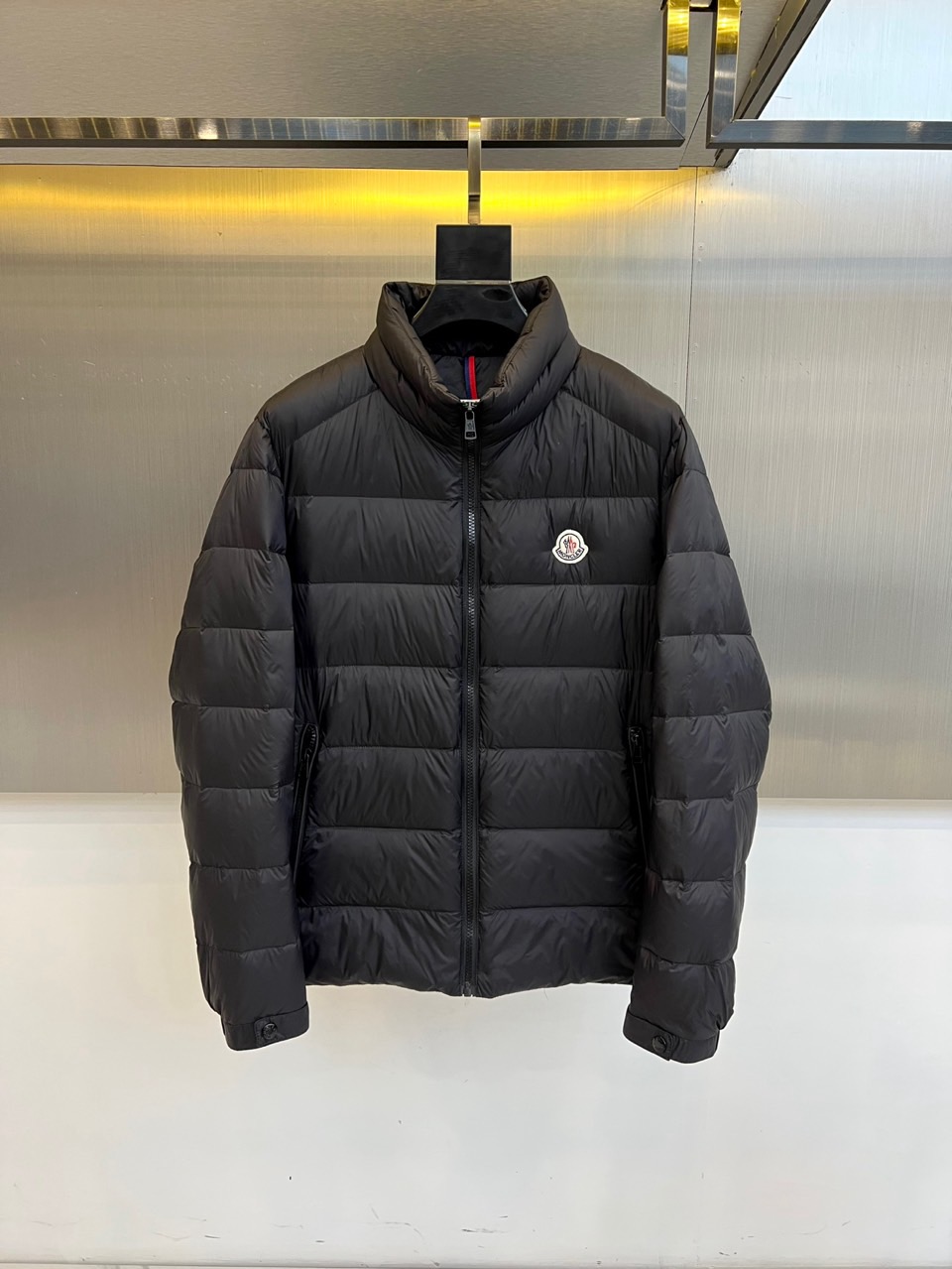 Mon蒙口（鹅绒）、2025秋冬新品 MONCLER经典绗缝羽绒服。本品以哑光黑演绎极简美学，立领设计搭