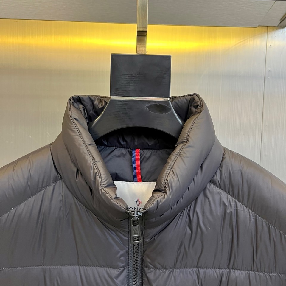 Mon蒙口（鹅绒）、2025秋冬新品 MONCLER经典绗缝羽绒服。本品以哑光黑演绎极简美学，立领设计搭