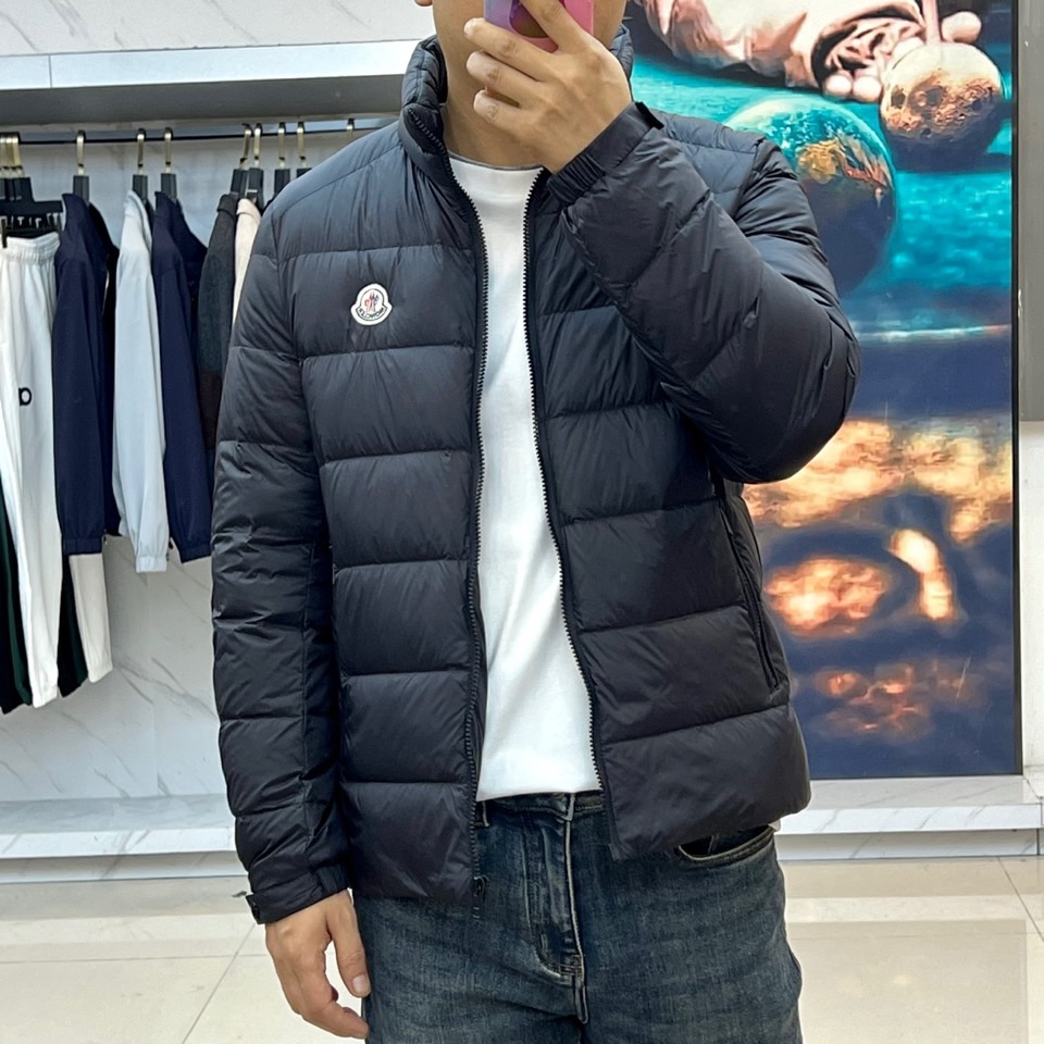 Mon蒙口（鹅绒）、2025秋冬新品 MONCLER经典绗缝羽绒服。本品以哑光黑演绎极简美学，立领设计搭
