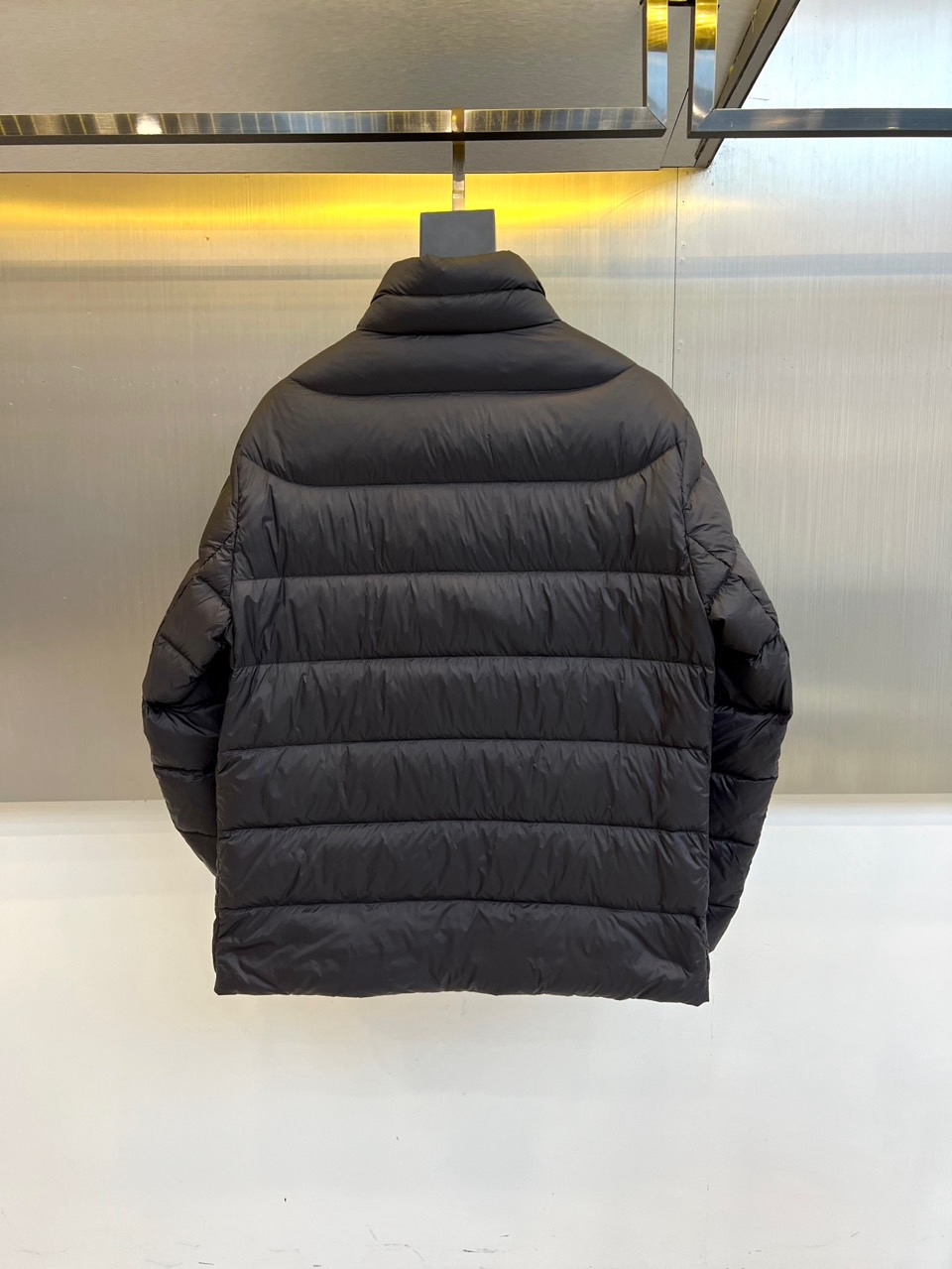 Mon蒙口（鹅绒）、2025秋冬新品 MONCLER经典绗缝羽绒服。本品以哑光黑演绎极简美学，立领设计搭