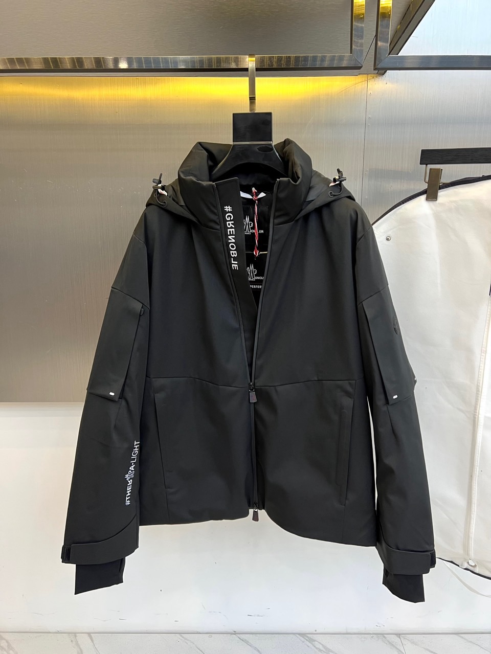 Mon蒙口（白鹅绒）2025秋冬新品 MONCLER雪境探索户外滑雪🎿羽绒服。军绿色连帽设计搭配黑色细节