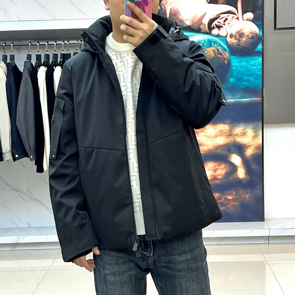 Mon蒙口（白鹅绒）2025秋冬新品 MONCLER雪境探索户外滑雪🎿羽绒服。军绿色连帽设计搭配黑色细节