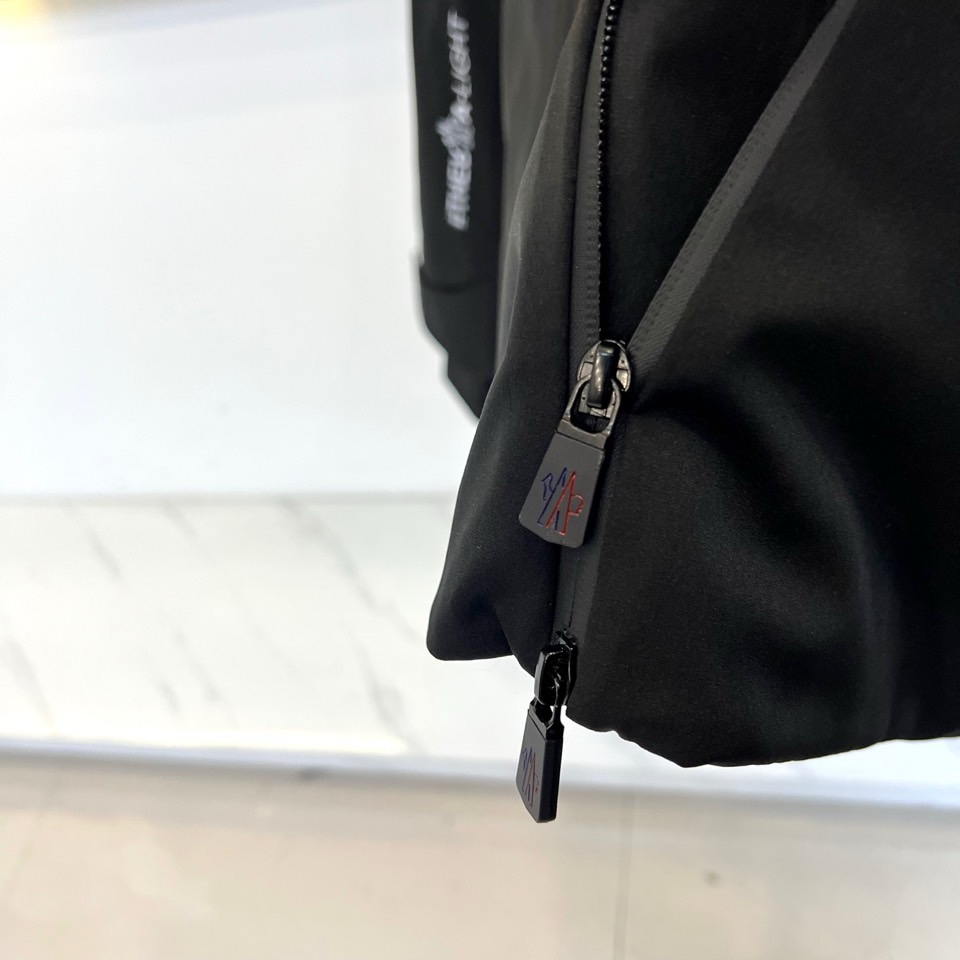 Mon蒙口（白鹅绒）2025秋冬新品 MONCLER雪境探索户外滑雪🎿羽绒服。军绿色连帽设计搭配黑色细节