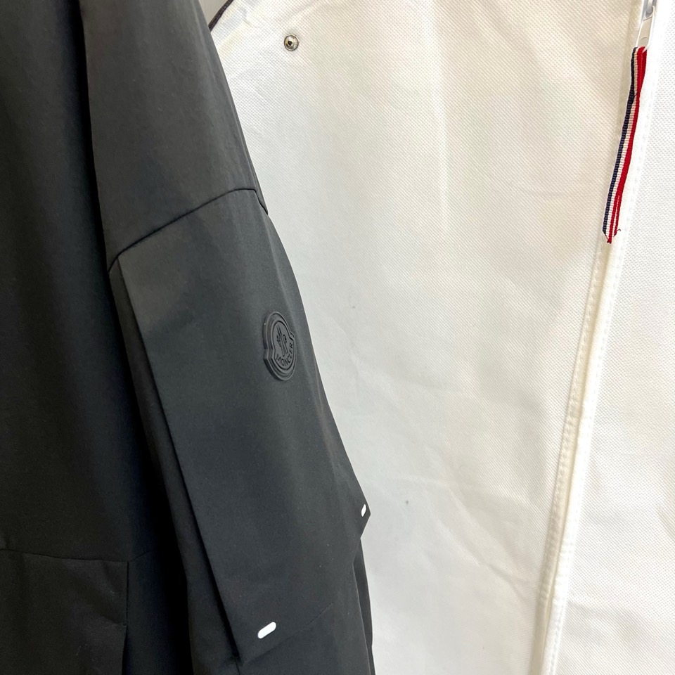 Mon蒙口（白鹅绒）2025秋冬新品 MONCLER雪境探索户外滑雪🎿羽绒服。军绿色连帽设计搭配黑色细节