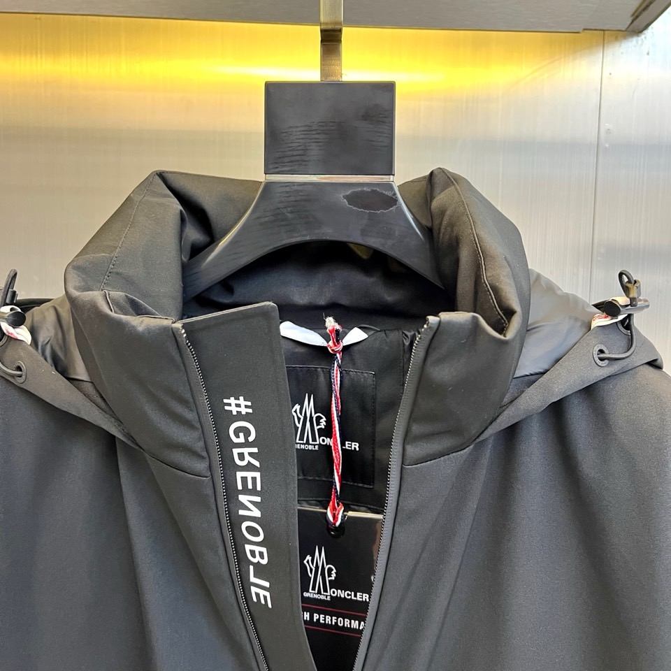 Mon蒙口（白鹅绒）2025秋冬新品 MONCLER雪境探索户外滑雪🎿羽绒服。军绿色连帽设计搭配黑色细节