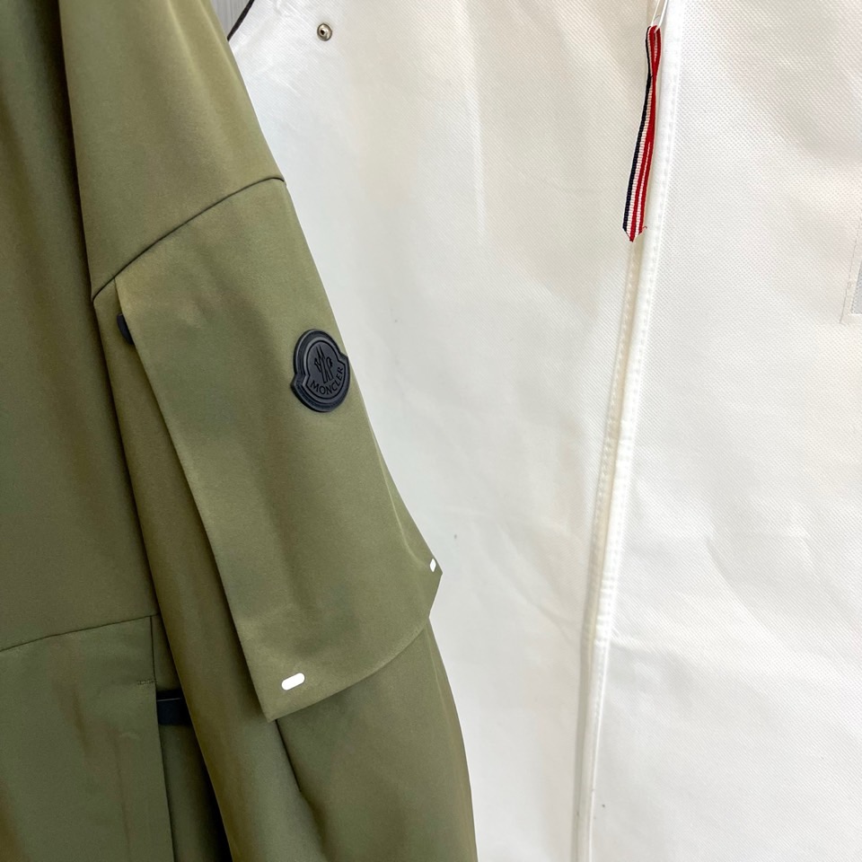 Mon蒙口（白鹅绒）2025秋冬新品 MONCLER雪境探索户外滑雪🎿羽绒服。军绿色连帽设计搭配黑色细节