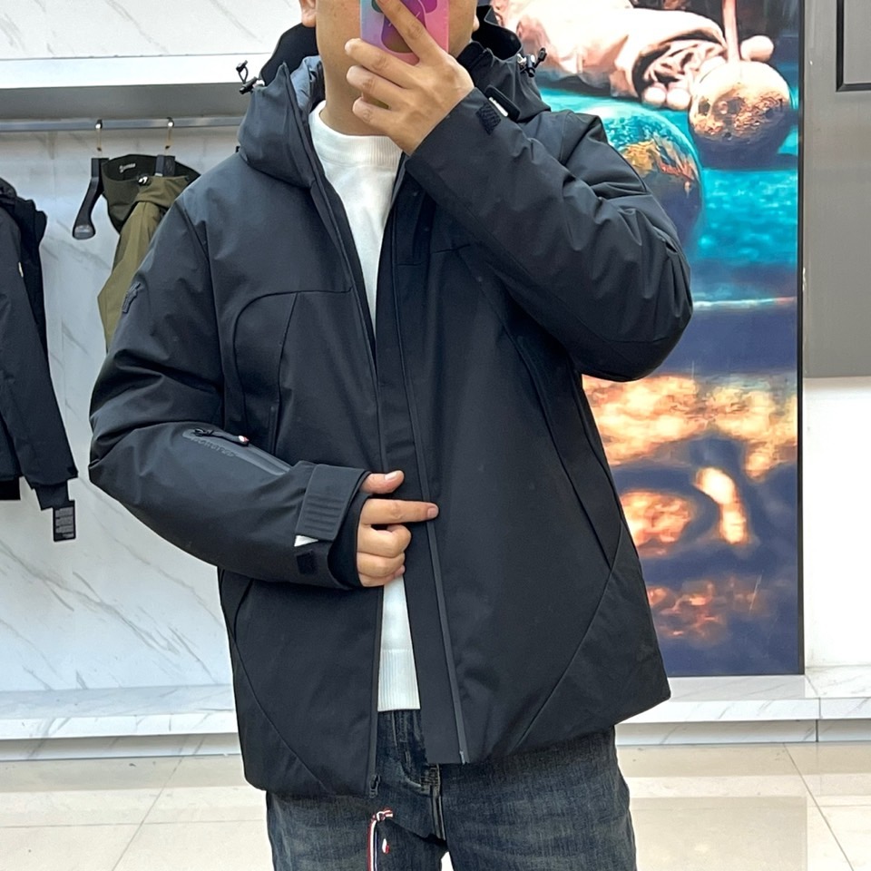 MON蒙口（高端鹅绒）、2025秋冬新品男士连帽羽绒外套，色调演绎现代户外机能风格。连帽设计搭配红白蓝三