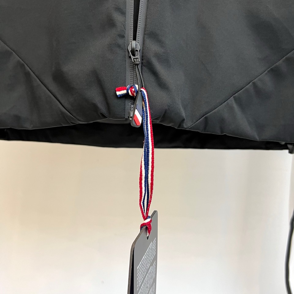 MON蒙口（高端鹅绒）、2025秋冬新品男士连帽羽绒外套，色调演绎现代户外机能风格。连帽设计搭配红白蓝三