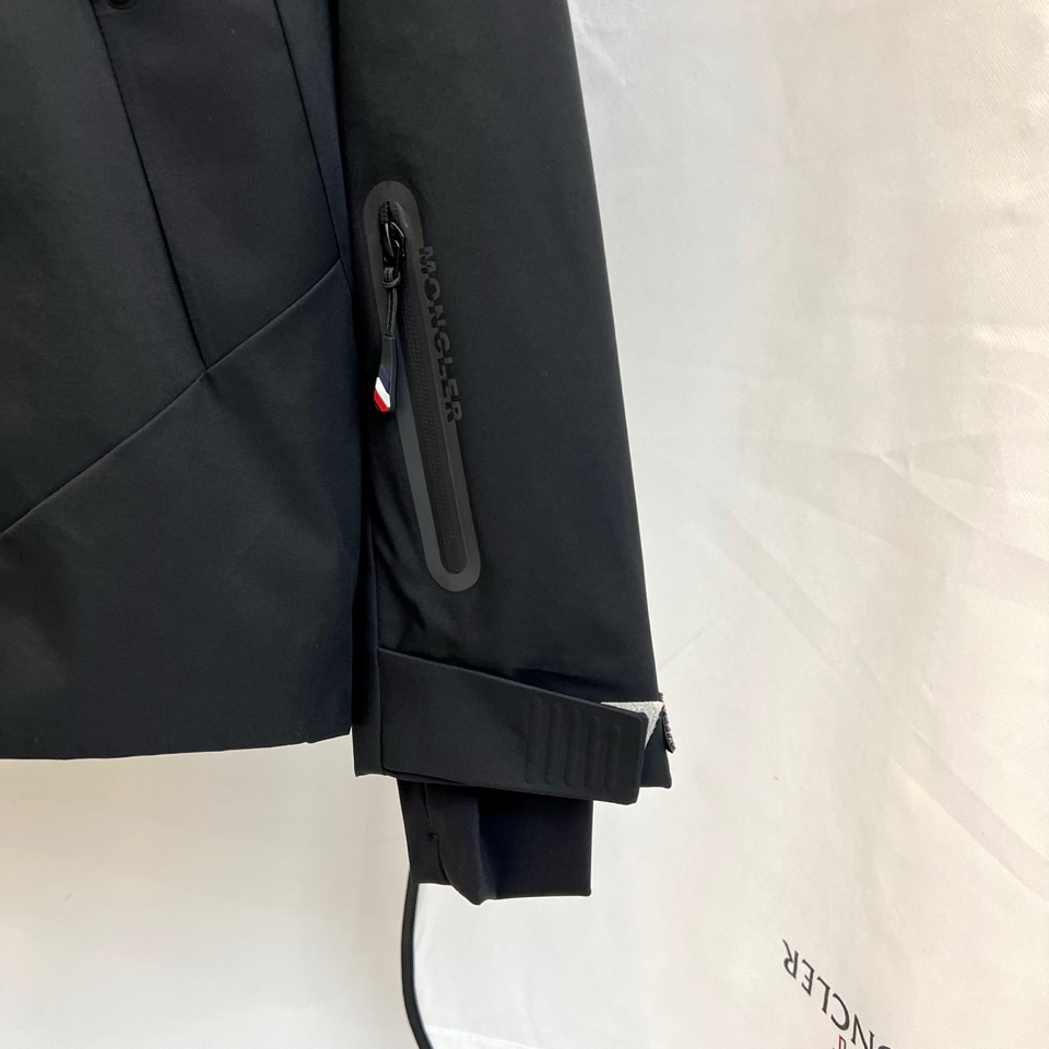 MON蒙口（高端鹅绒）、2025秋冬新品男士连帽羽绒外套，色调演绎现代户外机能风格。连帽设计搭配红白蓝三