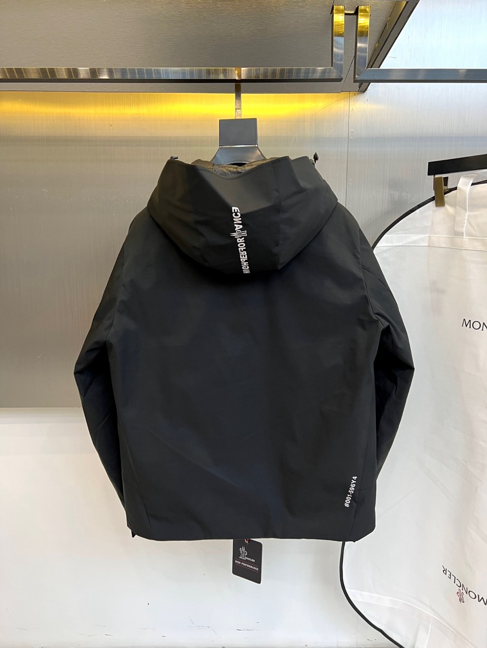 MON蒙口（高端鹅绒）、2025秋冬新品男士连帽羽绒外套，色调演绎现代户外机能风格。连帽设计搭配红白蓝三