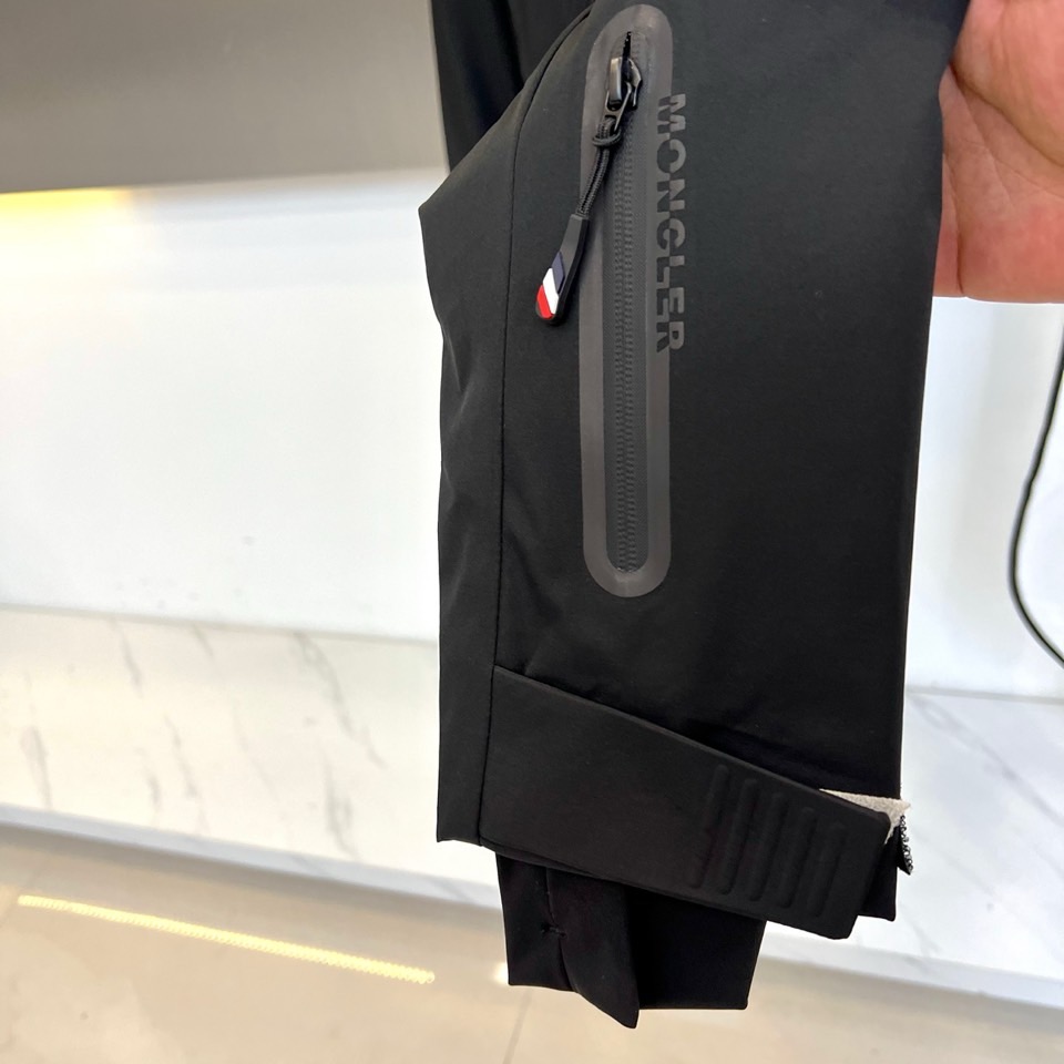 MON蒙口（高端鹅绒）、2025秋冬新品男士连帽羽绒外套，色调演绎现代户外机能风格。连帽设计搭配红白蓝三