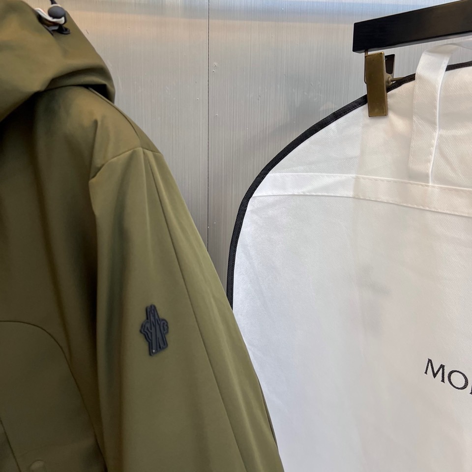 MON蒙口（高端鹅绒）、2025秋冬新品男士连帽羽绒外套，色调演绎现代户外机能风格。连帽设计搭配红白蓝三