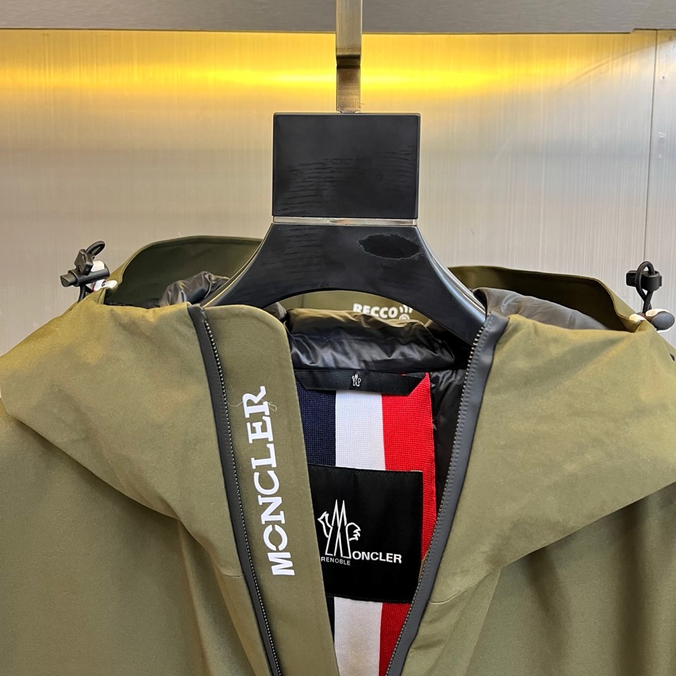 MON蒙口（高端鹅绒）、2025秋冬新品男士连帽羽绒外套，色调演绎现代户外机能风格。连帽设计搭配红白蓝三