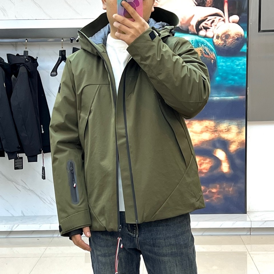 MON蒙口（高端鹅绒）、2025秋冬新品男士连帽羽绒外套，色调演绎现代户外机能风格。连帽设计搭配红白蓝三