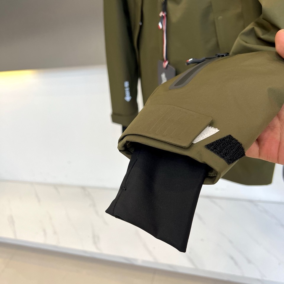 MON蒙口（高端鹅绒）、2025秋冬新品男士连帽羽绒外套，色调演绎现代户外机能风格。连帽设计搭配红白蓝三