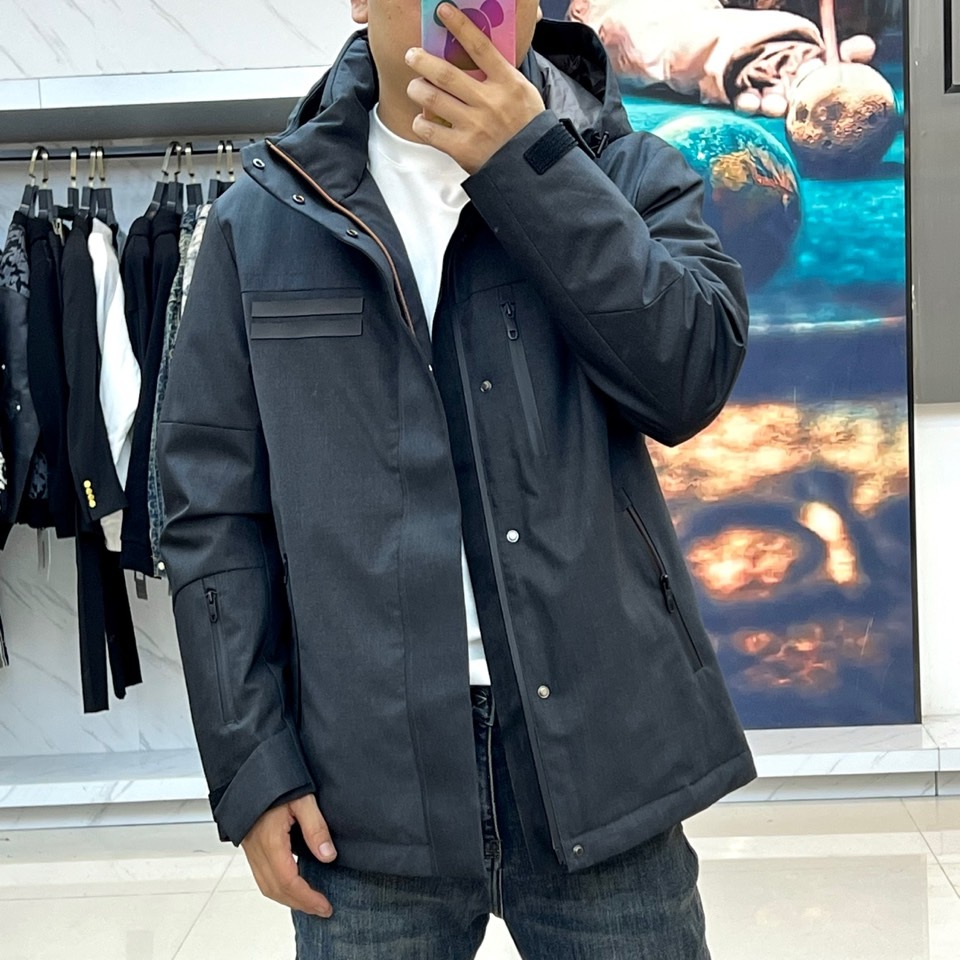 Zegna杰尼亚（高端鹅绒）、2025秋冬新品男士外套，以深灰色调呈现现代简约风格。连帽设计搭配可调节抽