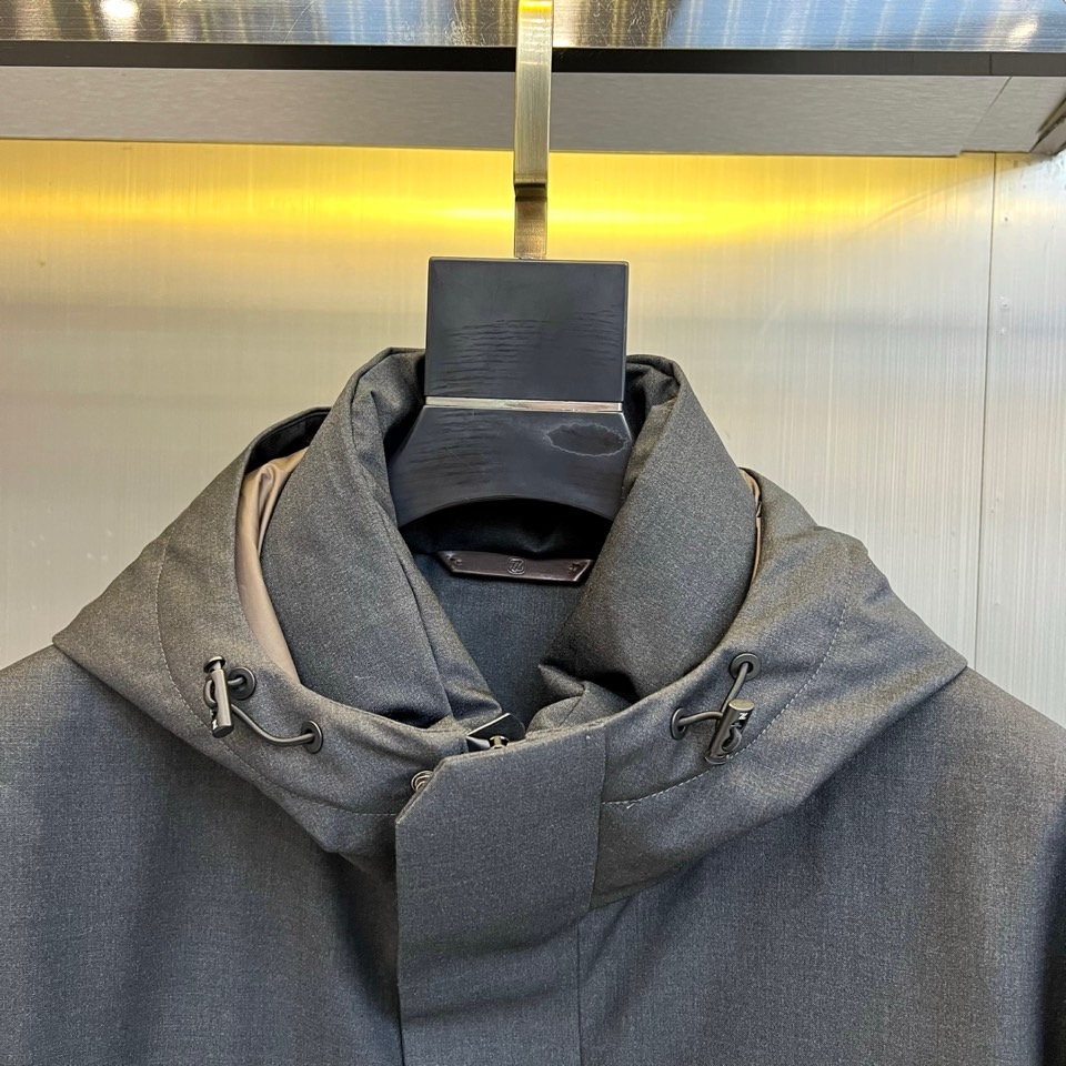Zegna杰尼亚（高端鹅绒）、2025秋冬新品男士外套，以深灰色调呈现现代简约风格。连帽设计搭配可调节抽