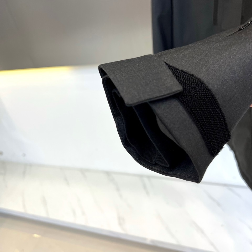 Zegna杰尼亚（高端鹅绒）、2025秋冬新品男士外套，以深灰色调呈现现代简约风格。连帽设计搭配可调节抽