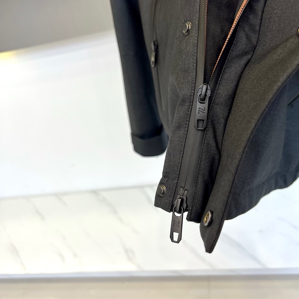 Zegna杰尼亚（高端鹅绒）、2025秋冬新品男士外套，以深灰色调呈现现代简约风格。连帽设计搭配可调节抽