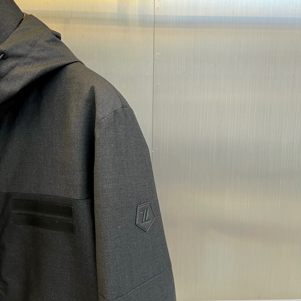 Zegna杰尼亚（高端鹅绒）、2025秋冬新品男士外套，以深灰色调呈现现代简约风格。连帽设计搭配可调节抽
