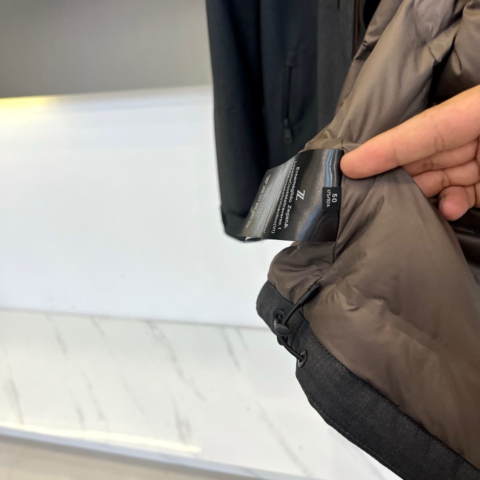 Zegna杰尼亚（高端鹅绒）、2025秋冬新品男士外套，以深灰色调呈现现代简约风格。连帽设计搭配可调节抽