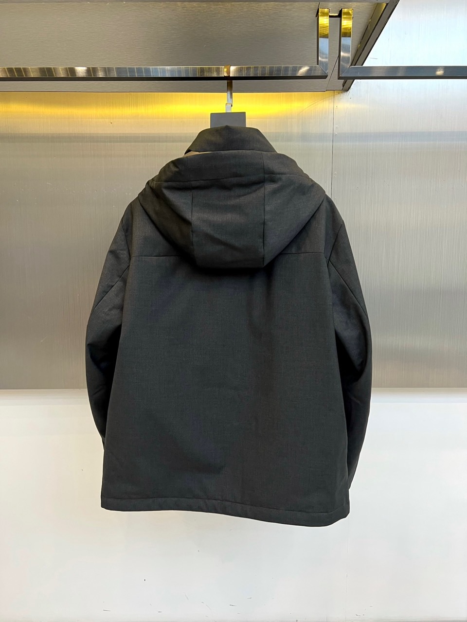 Zegna杰尼亚（高端鹅绒）、2025秋冬新品男士外套，以深灰色调呈现现代简约风格。连帽设计搭配可调节抽