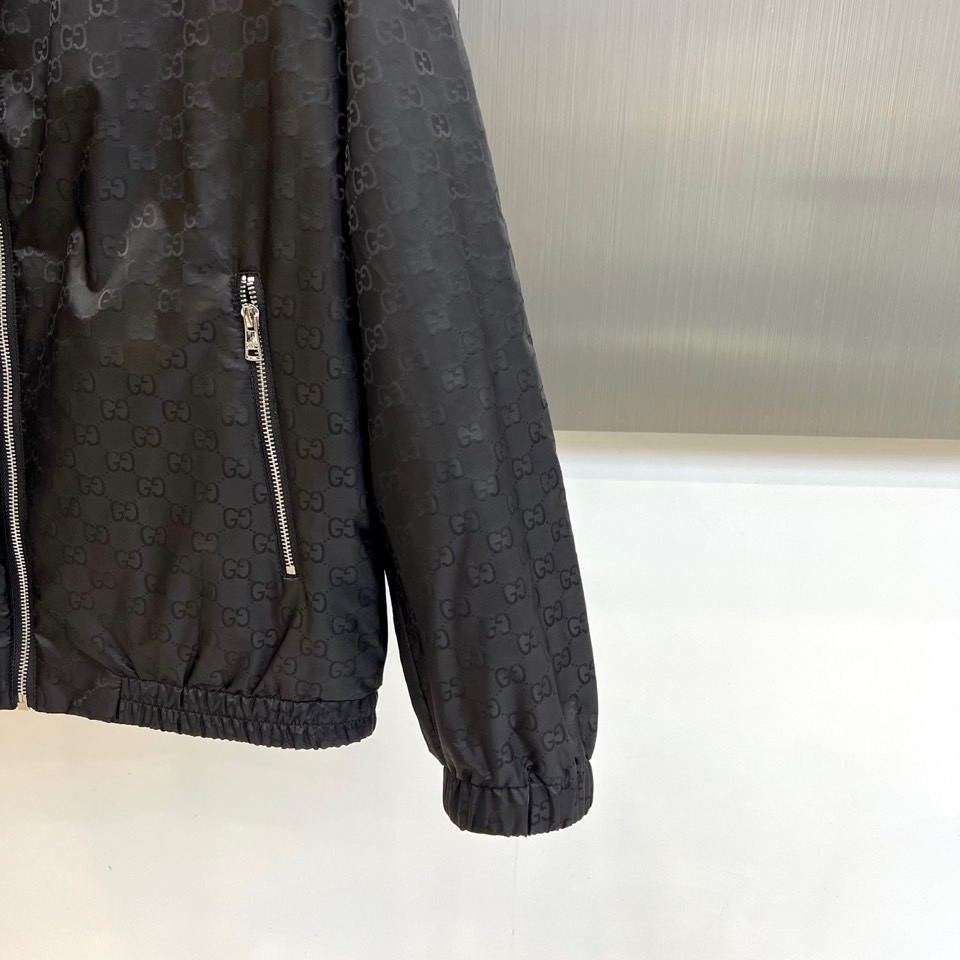 Gucc古驰、2025秋冬新品GU家双面穿棉服，这款创新双面设计棉服以正红色与黑色双G暗纹两种风格自由切