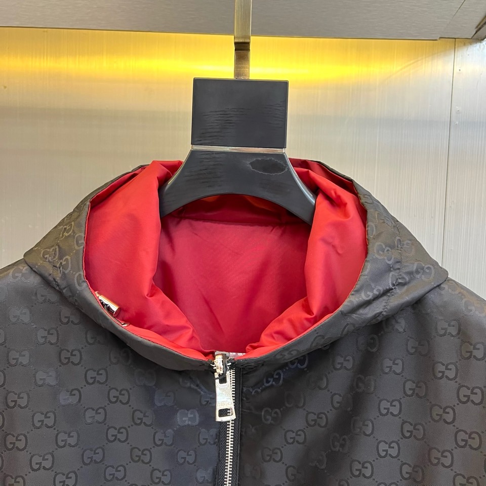 Gucc古驰、2025秋冬新品GU家双面穿棉服，这款创新双面设计棉服以正红色与黑色双G暗纹两种风格自由切