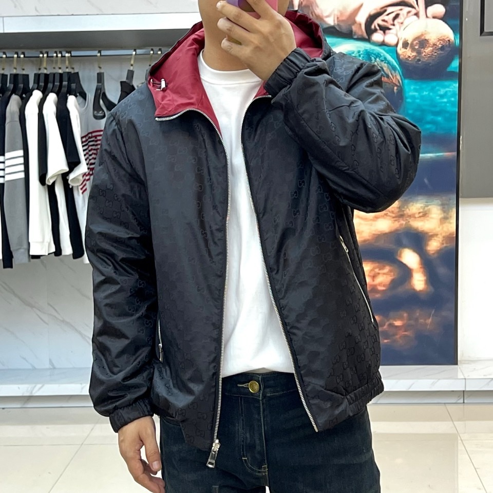 Gucc古驰、2025秋冬新品GU家双面穿棉服，这款创新双面设计棉服以正红色与黑色双G暗纹两种风格自由切