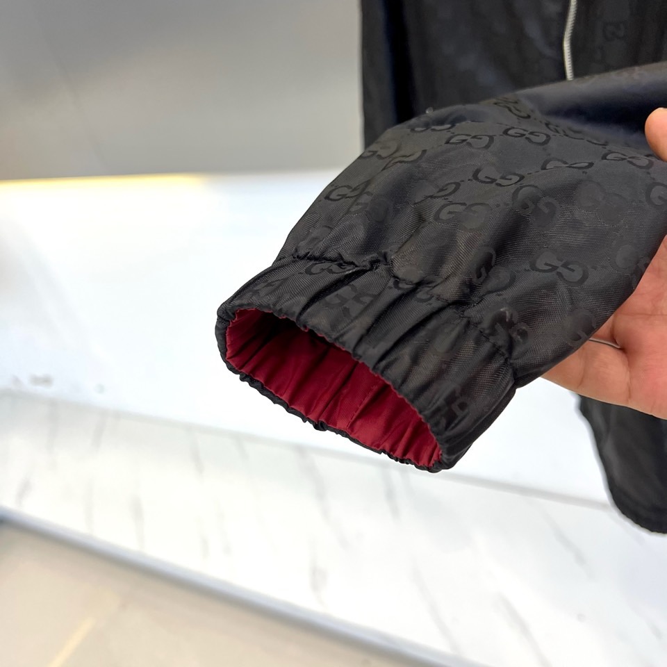 Gucc古驰、2025秋冬新品GU家双面穿棉服，这款创新双面设计棉服以正红色与黑色双G暗纹两种风格自由切