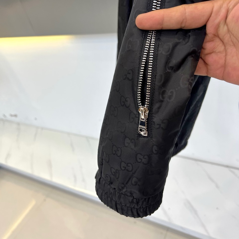 Gucc古驰、2025秋冬新品GU家双面穿棉服，这款创新双面设计棉服以正红色与黑色双G暗纹两种风格自由切