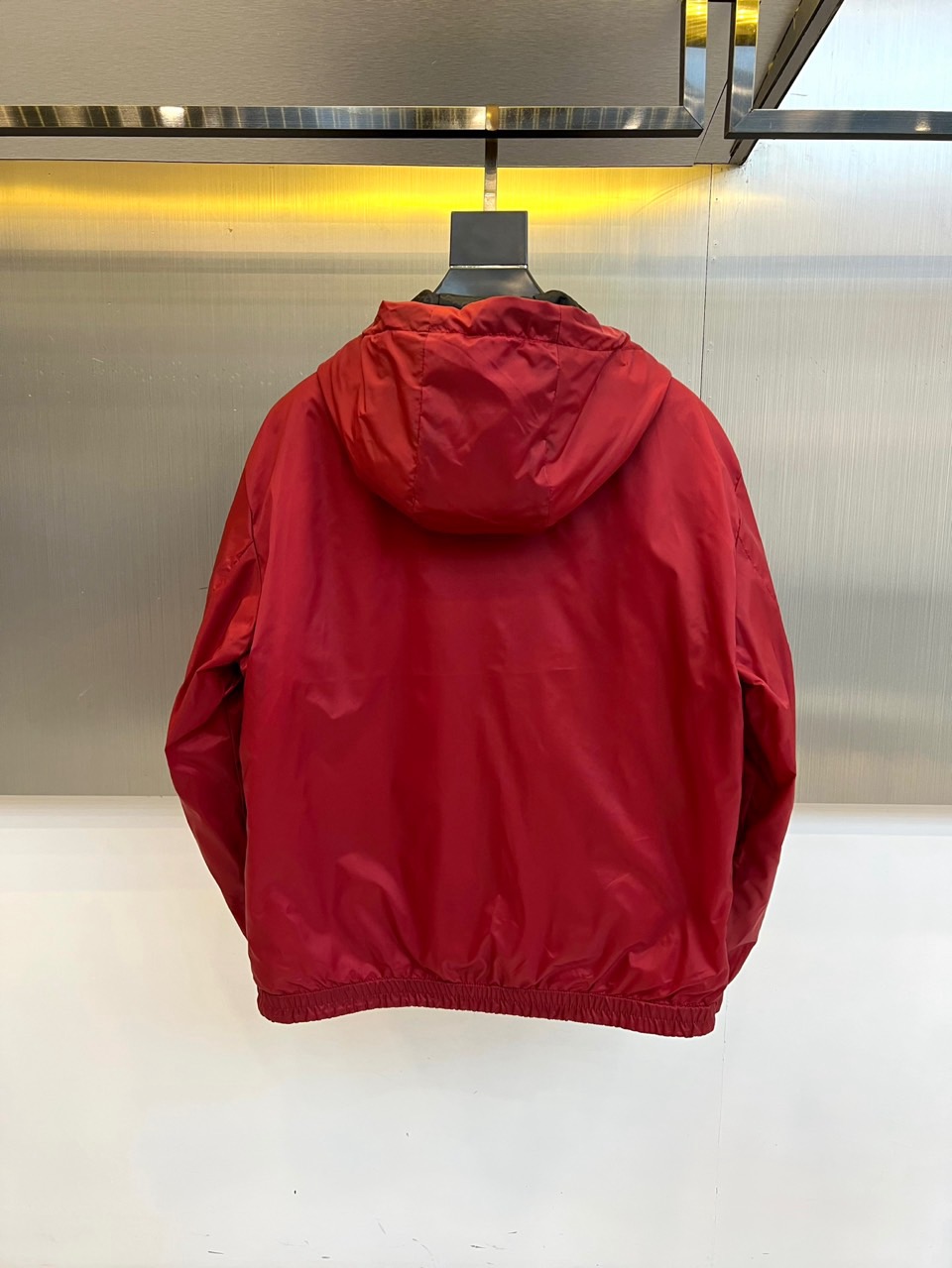 Gucc古驰、2025秋冬新品GU家双面穿棉服，这款创新双面设计棉服以正红色与黑色双G暗纹两种风格自由切