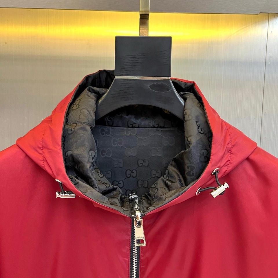 Gucc古驰、2025秋冬新品GU家双面穿棉服，这款创新双面设计棉服以正红色与黑色双G暗纹两种风格自由切