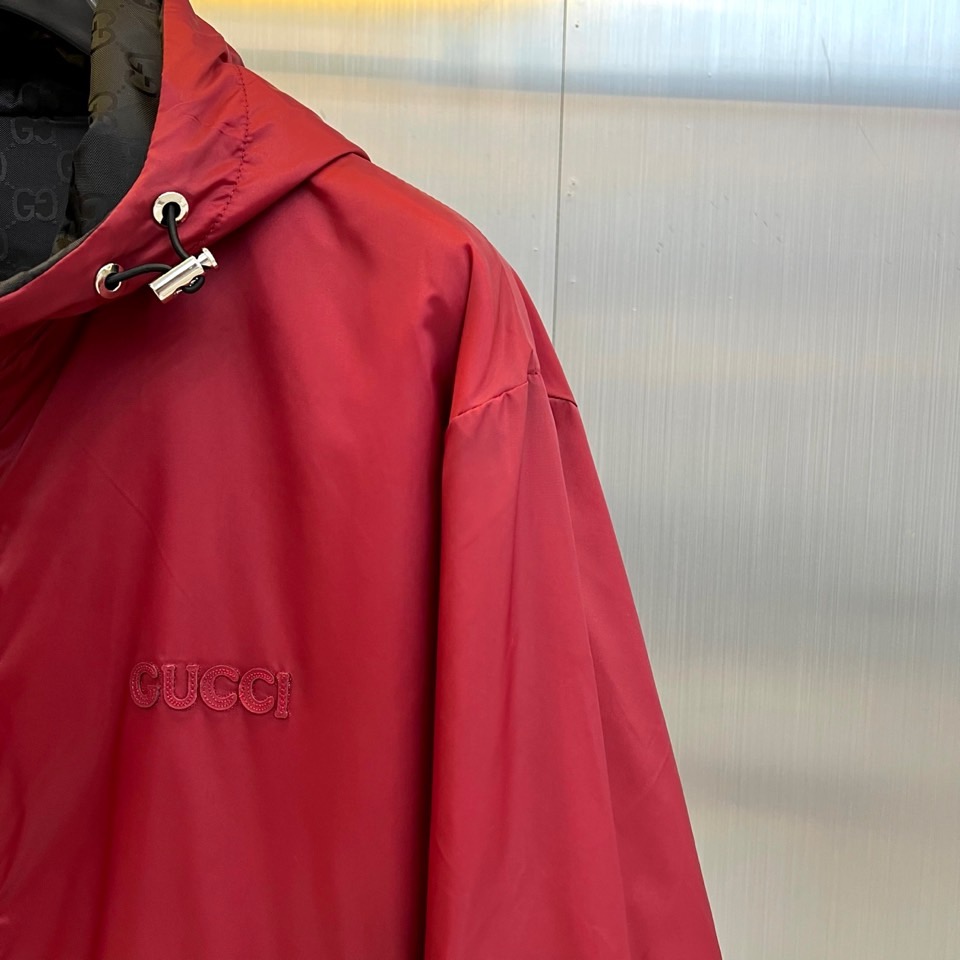 Gucc古驰、2025秋冬新品GU家双面穿棉服，这款创新双面设计棉服以正红色与黑色双G暗纹两种风格自由切