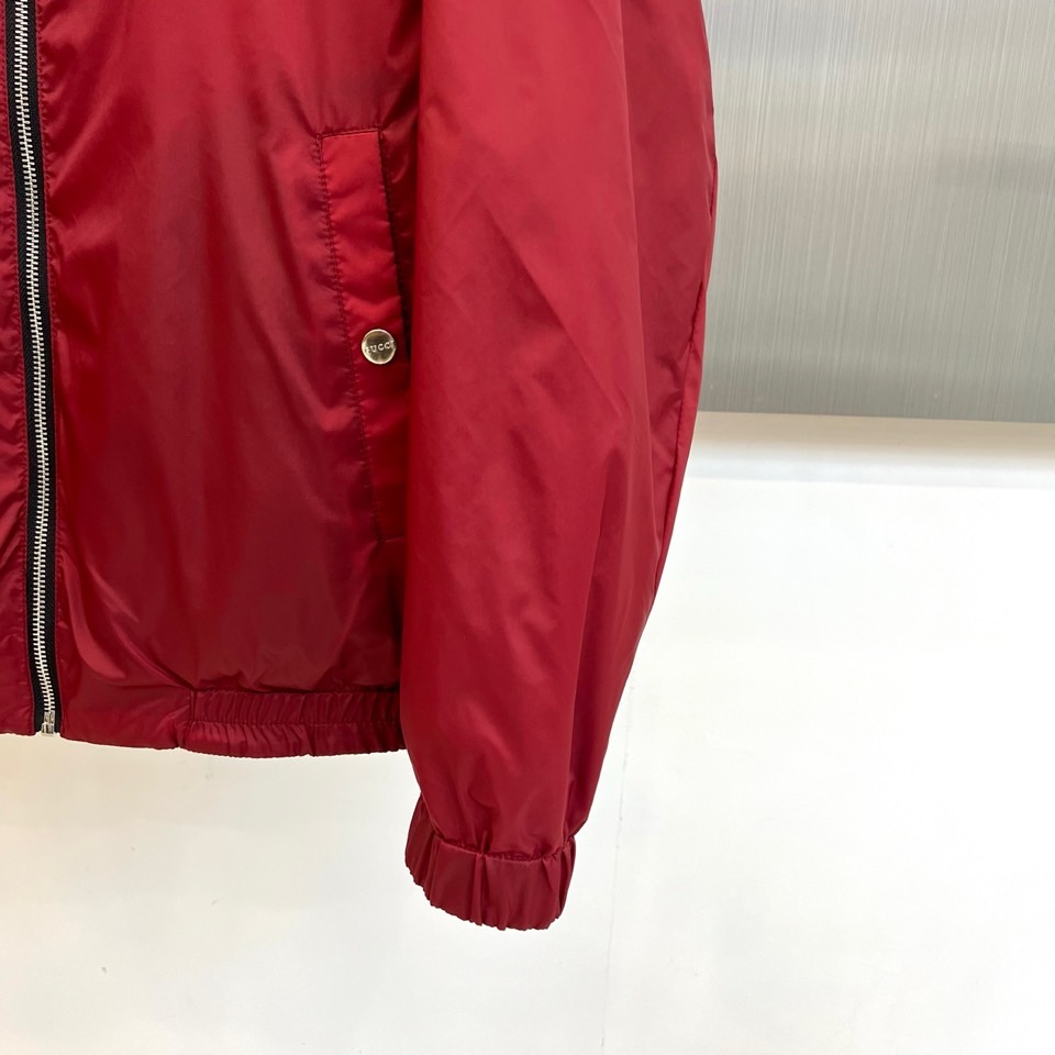 Gucc古驰、2025秋冬新品GU家双面穿棉服，这款创新双面设计棉服以正红色与黑色双G暗纹两种风格自由切